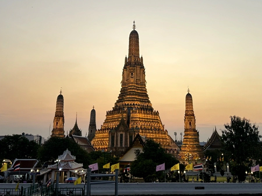Wat Arun Rajwararam Temple of Dawn Bangkok Thao