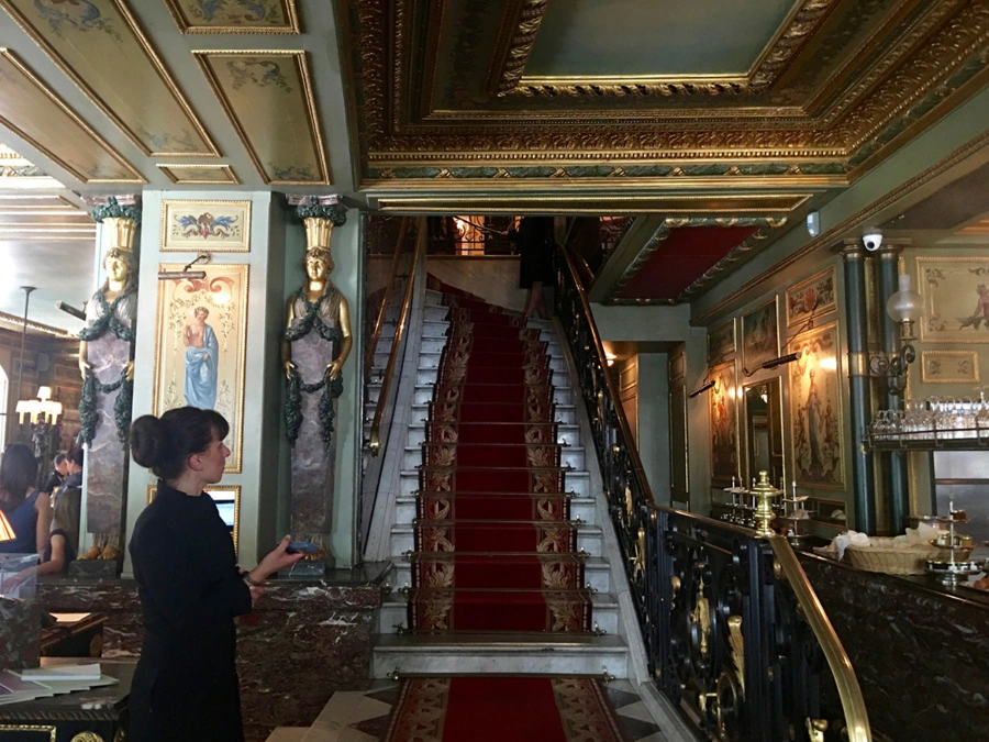 Ladurée Champs Elysées