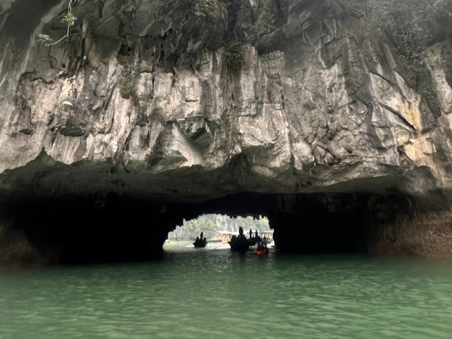 Luồn Cave Ha Long Bay Vietnam